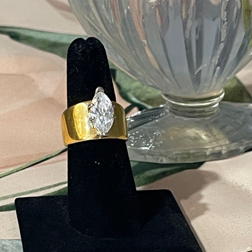 Elegant Gold Ring with Clear Stone